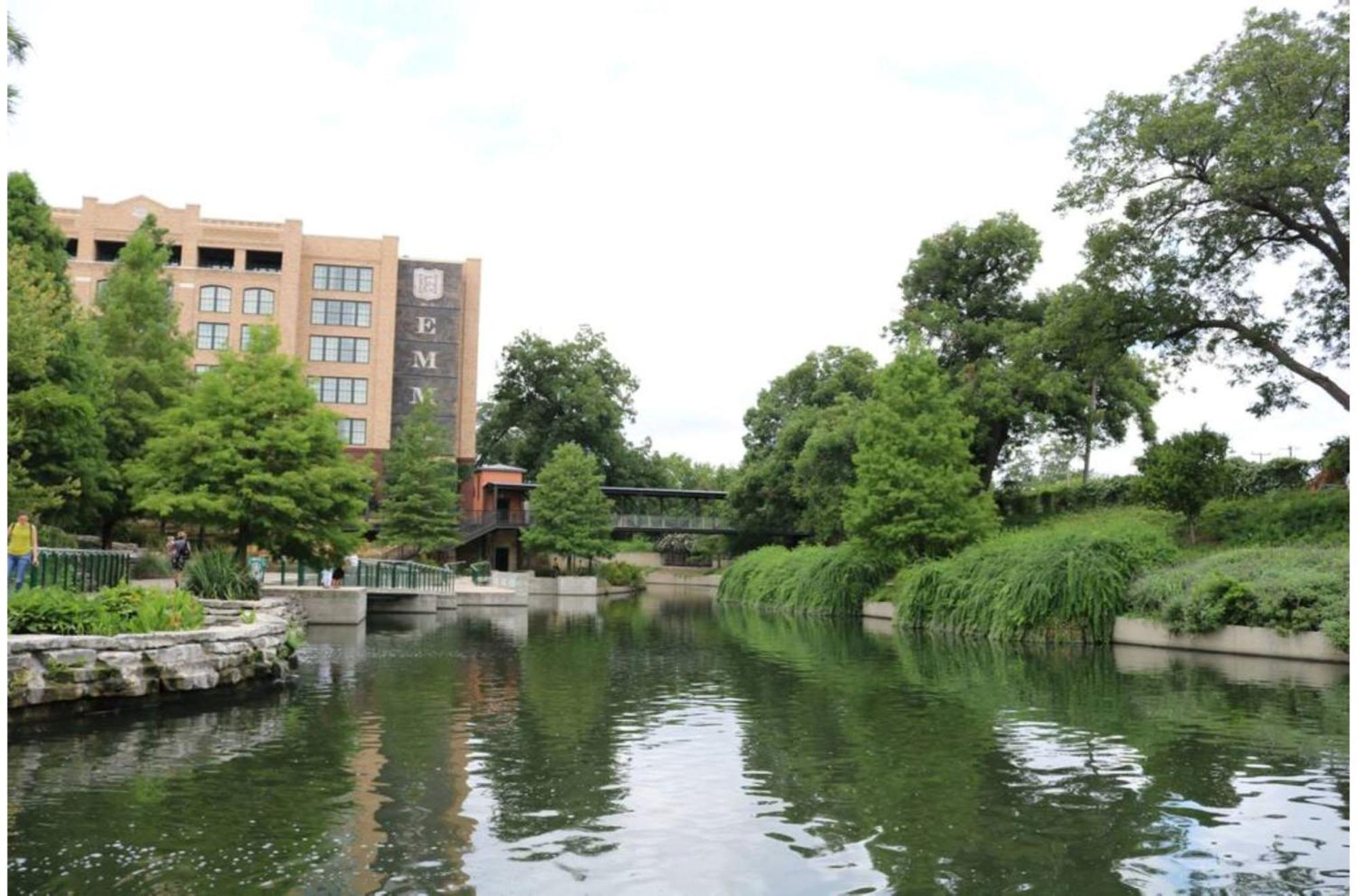 Step Into Comfort In 3br2ba Downtown Retreat