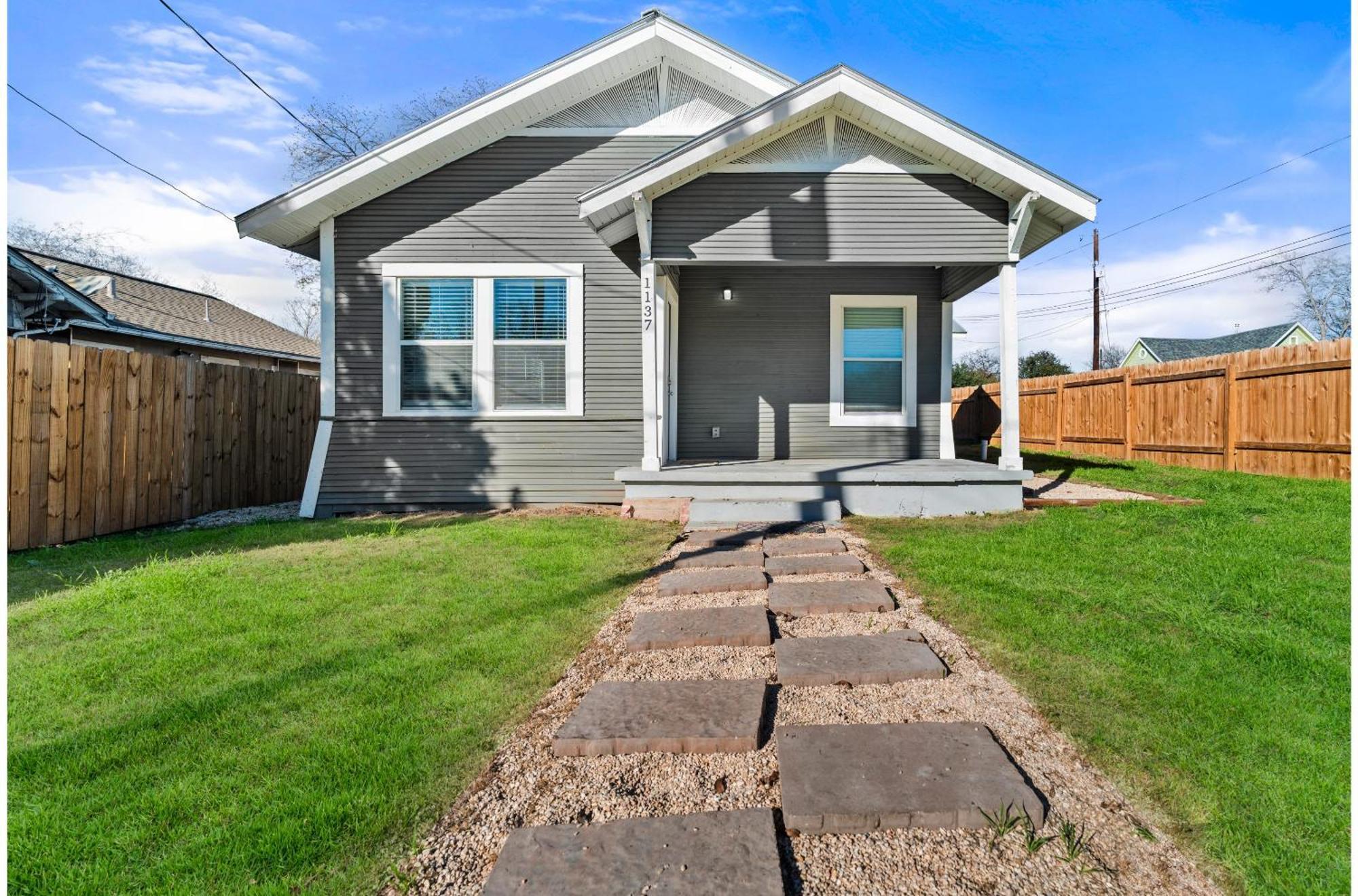 Step Into Comfort In 3br2ba Downtown Retreat Holiday home