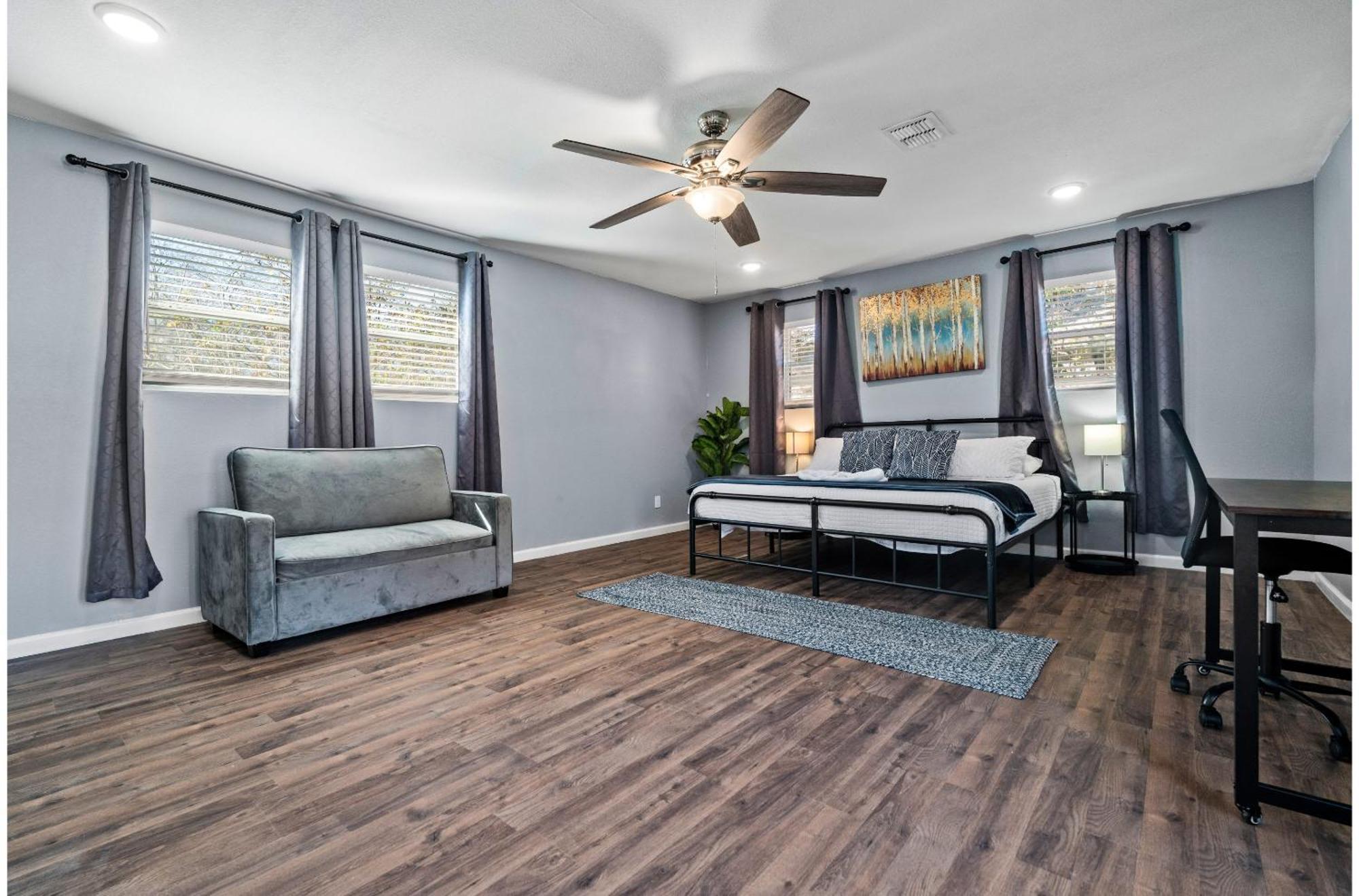 Step Into Comfort In 3br2ba Downtown Retreat *