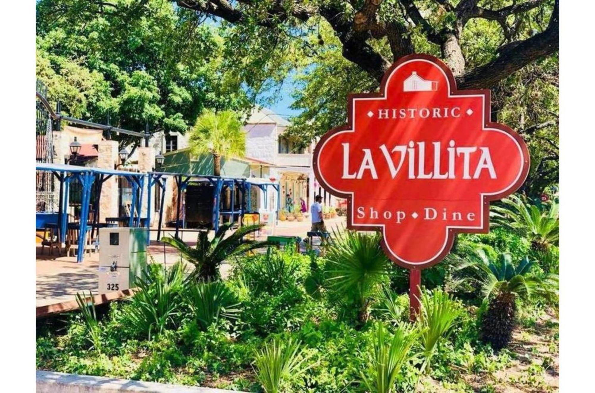 Step Into Comfort In 3br2ba Downtown Retreat Holiday home